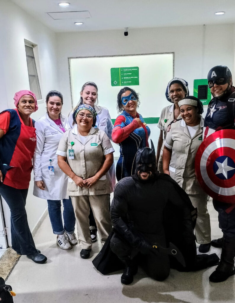 Cão Terapêutico e Super-Heróis encantam pacientes no Dia das Crianças