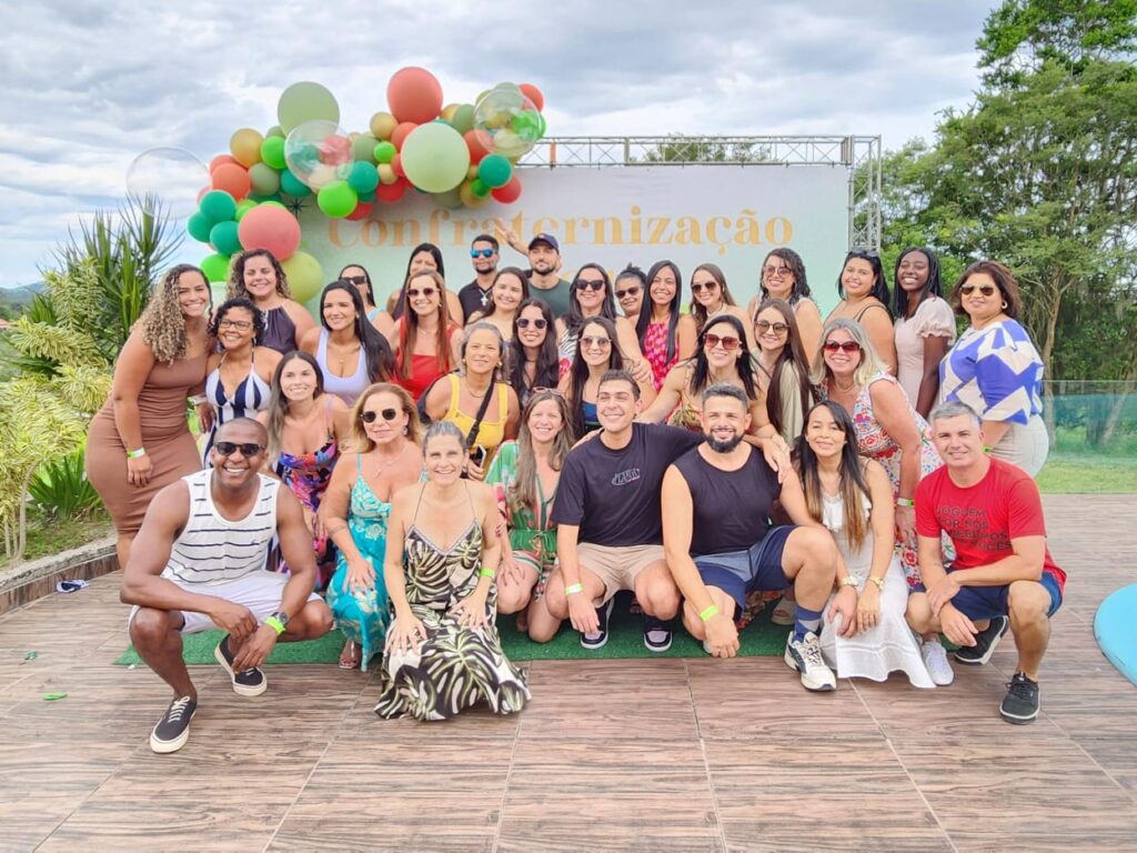 Confraternização e entrega de kits natalinos marcam o fim de ano