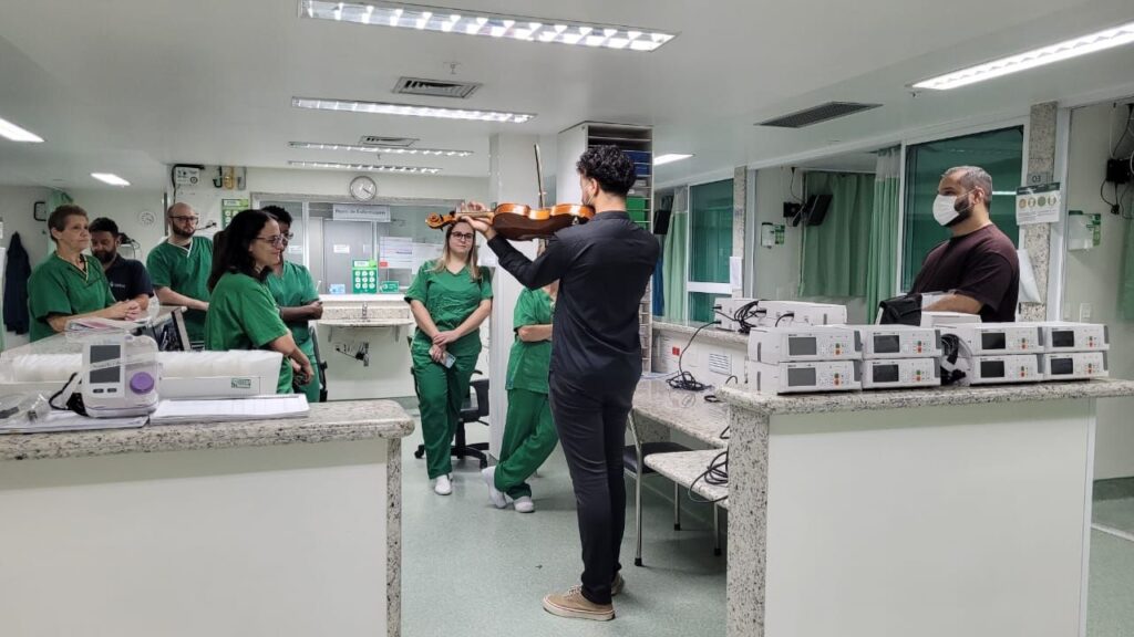 Em gesto de gratidão, ex-paciente leva música e esperança ao hospital