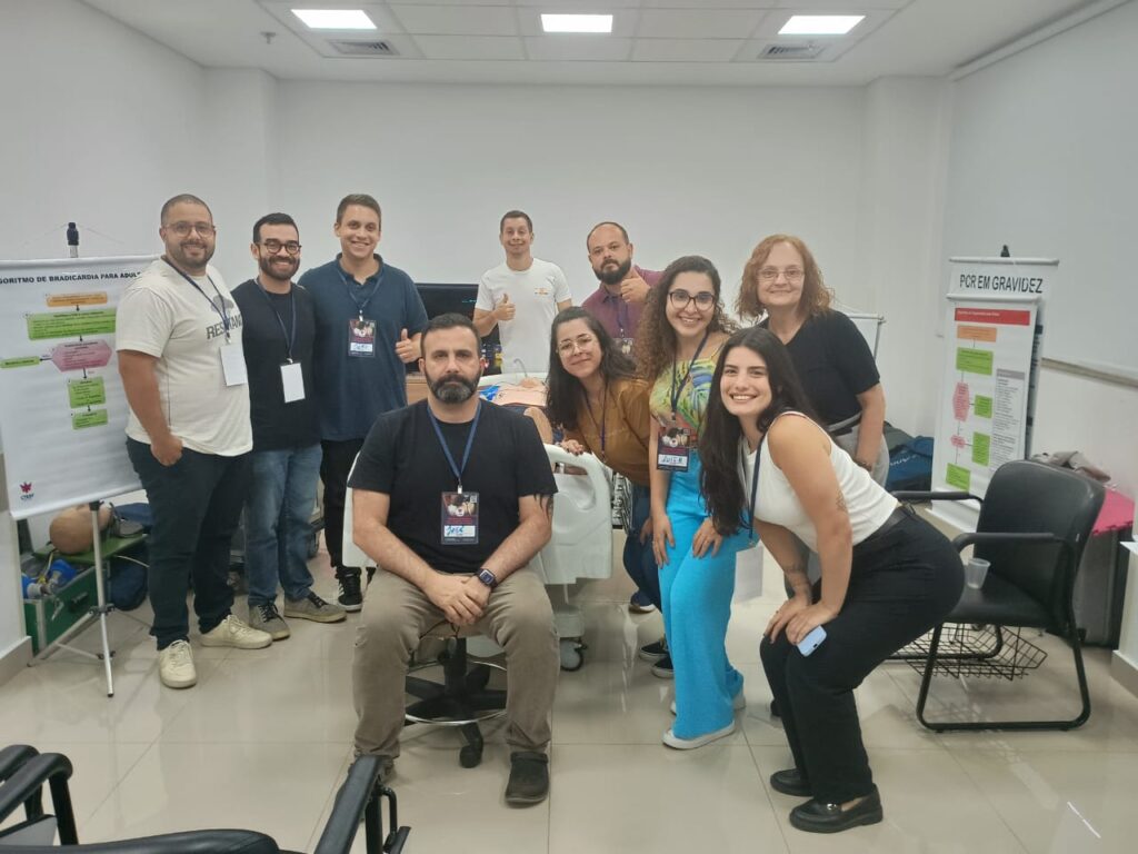 Singular realiza curso de ACLS que aprimora assistência em emergências para médicos