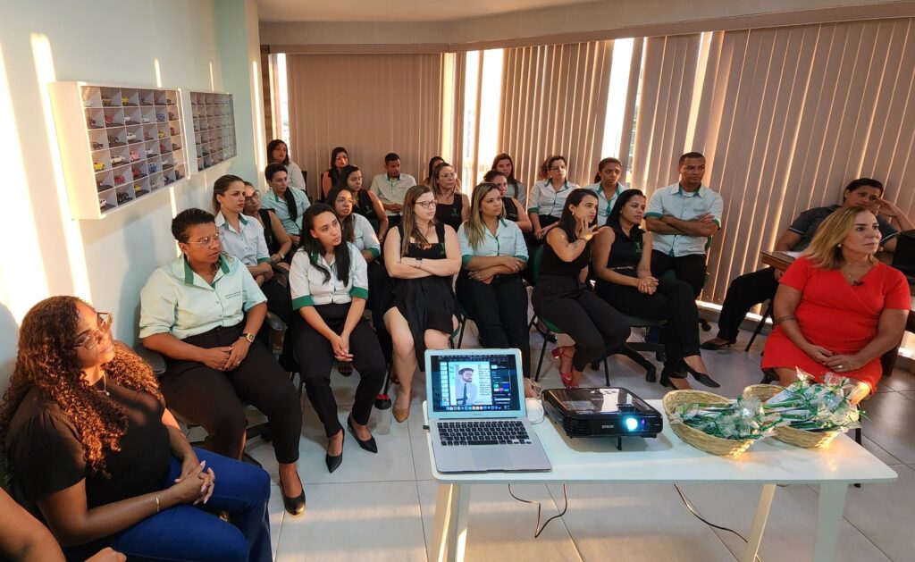 Colaboradores da Alberto Moraes recebem palestra e atendimento de operadora