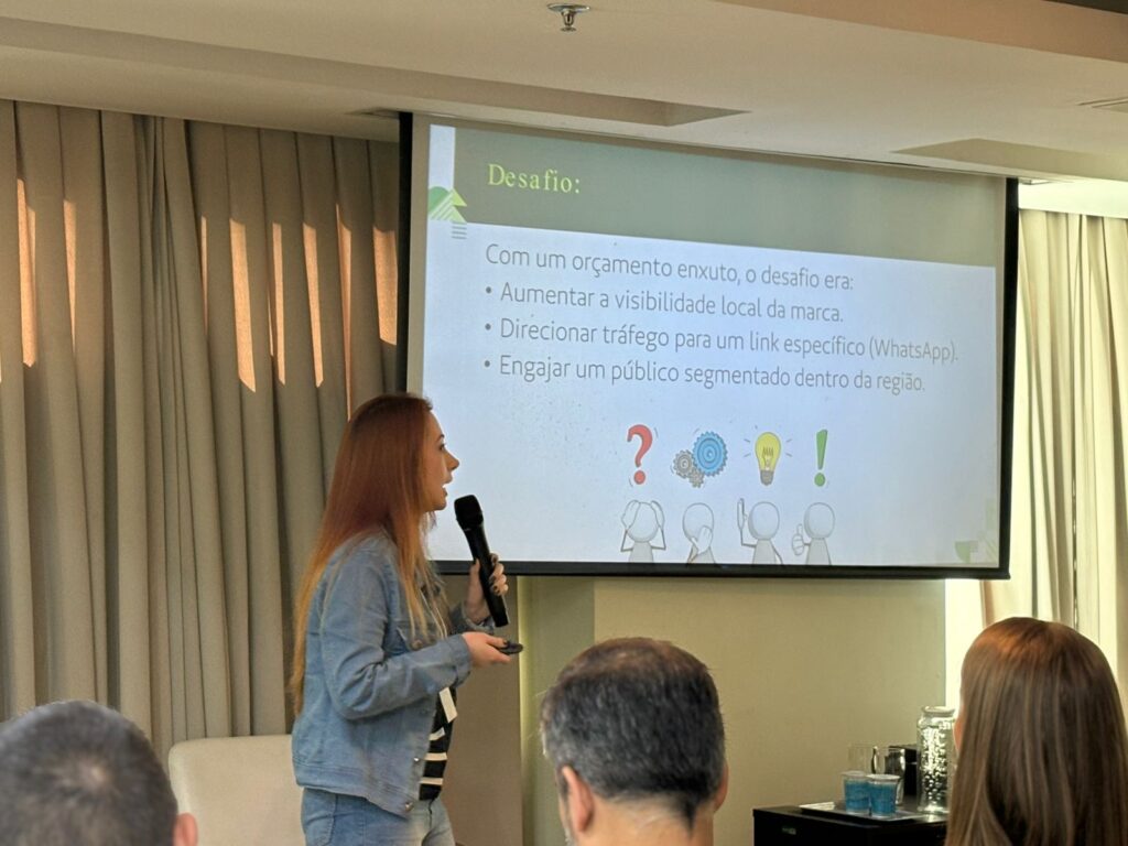 Colaboradora apresenta case vencedor em encontro do grupo estadual