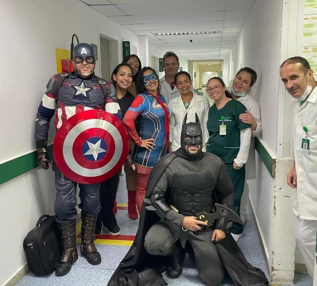 Equipe de Super Heróis visitam pacientes internados