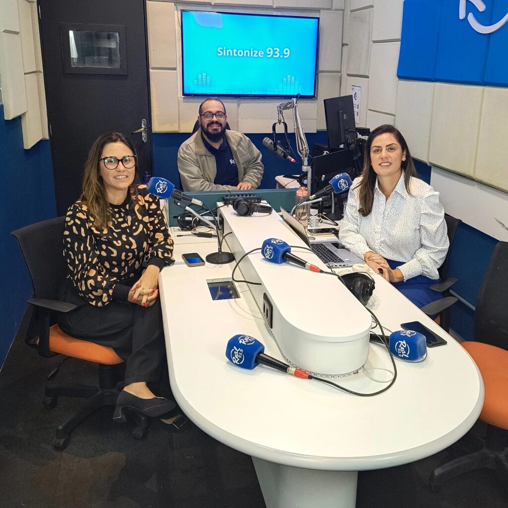 Gestora explica importância da acreditação hospitalar em programa de rádio