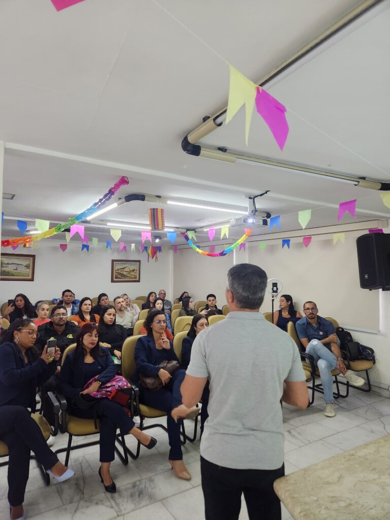 Operadora promove palestra sobre ergonomia para colaboradores da empresa Lapec