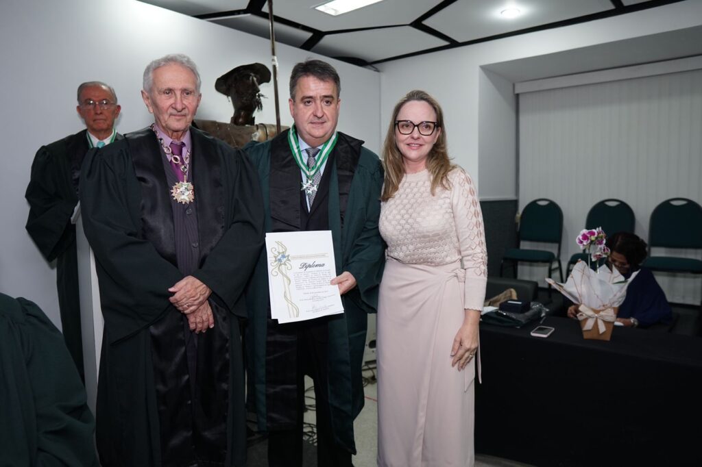 Presidente assume como acadêmico titular na Acamerj