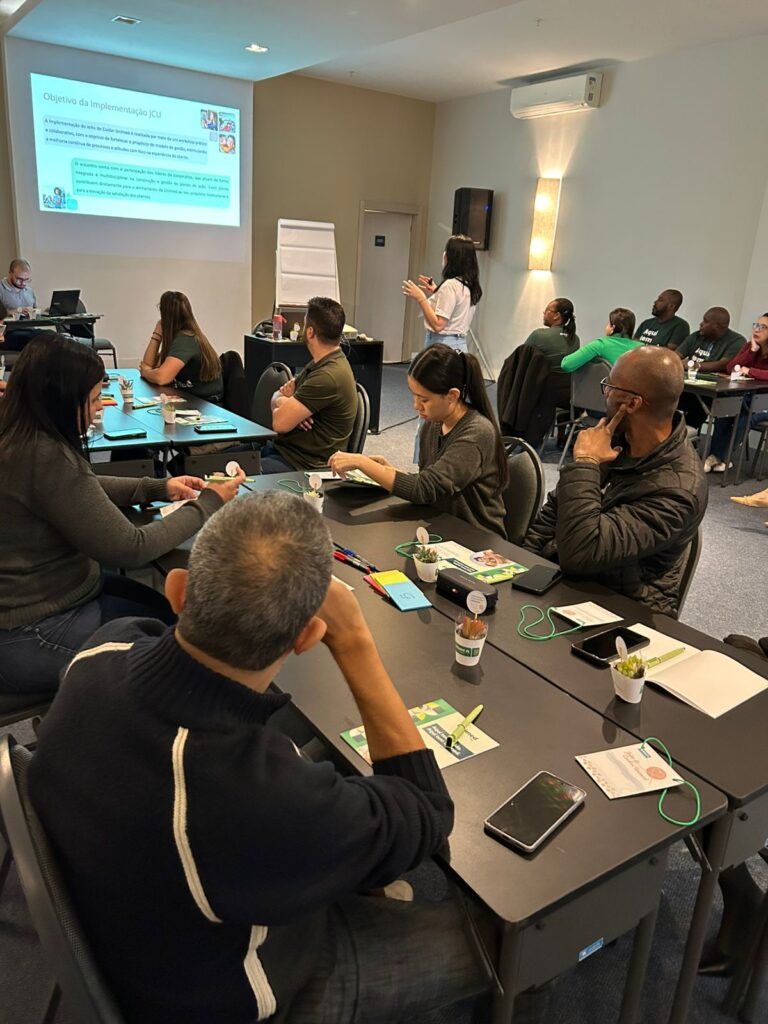 Colaboradores fazem treinamento do Jeito de Cuidar