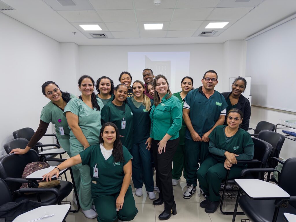 Equipe de enfermagem participa de treinamento sobre comunicação assertiva
