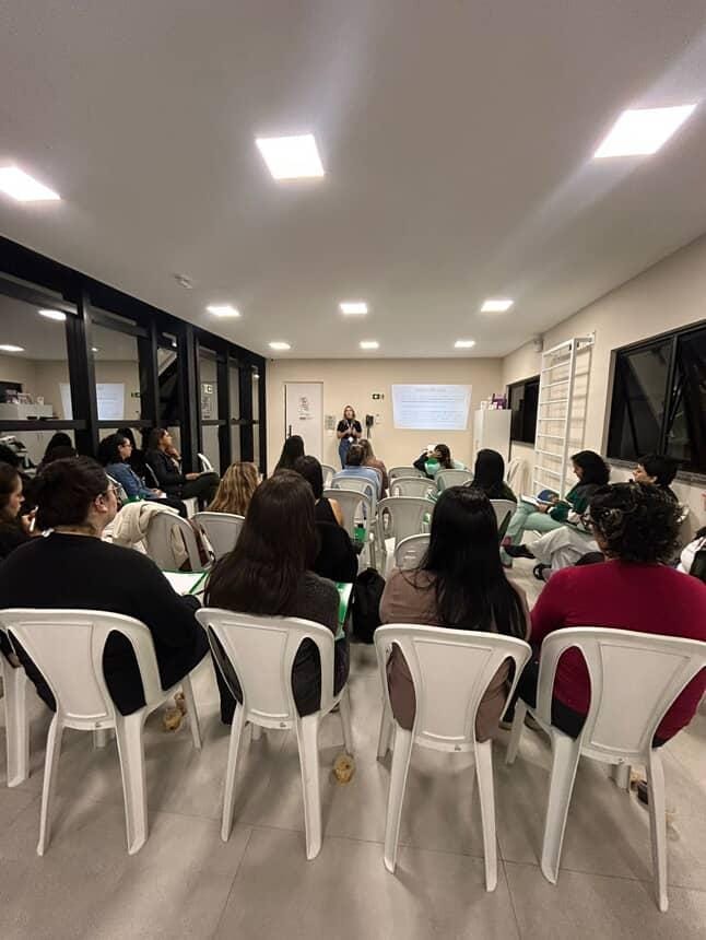 Profissionais do Espaço Cuidar se capacitam em Comunicação Aumentativa e Alternativa