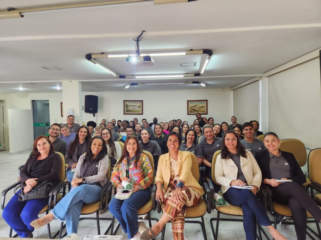 Colaboradores participam de treinamento sobre atendimento