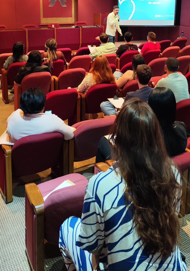 Colaboradores participam de palestra sobre saúde mental
