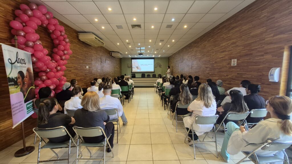 Palestras e ações sobre câncer de mama mobilizam equipe de saúde