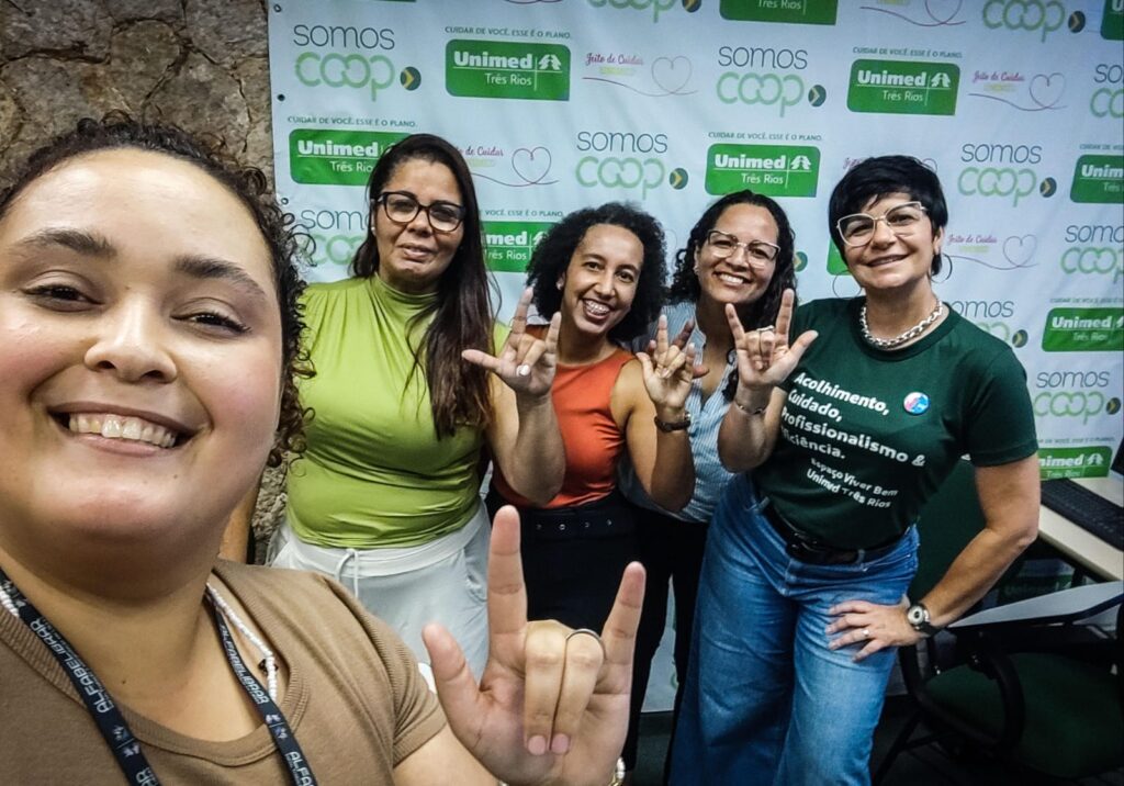 Profissionais do Espaço Viver Bem fazem curso de Libras