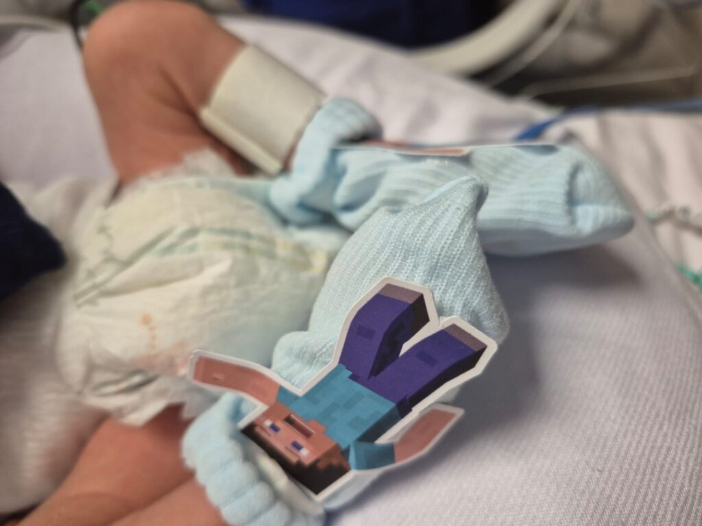 Leveza no cuidado: Dia da Touca e Meia Maluca leva acolhimento à rotina da UTI