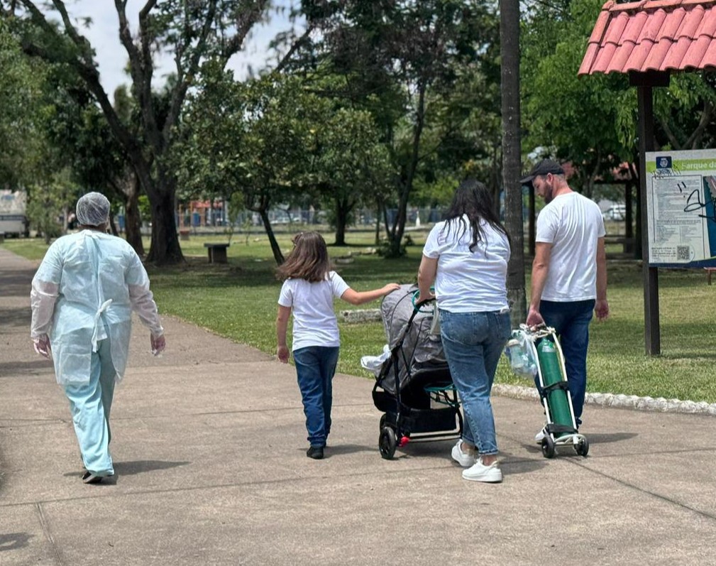 Bebê em cuidados paliativos realiza passeio emocionante ao ar livre