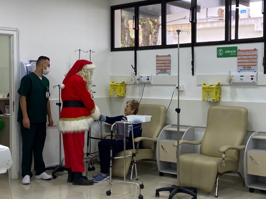 Cantata de Natal percorre corredores e emociona pacientes e colaboradores