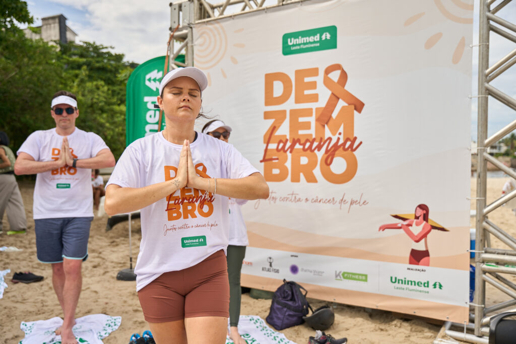 Dezembro Laranja: Ação na praia promove prevenção ao câncer de pele