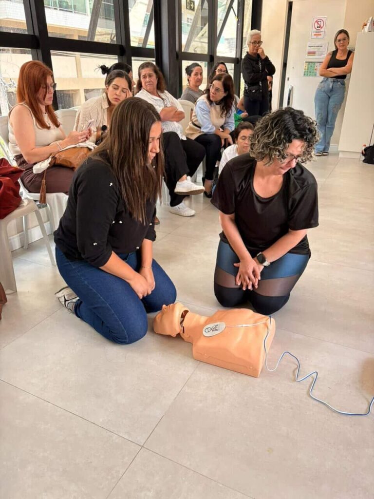 Colaboradores do Espaço Cuidar participam de treinamento de primeiros socorros