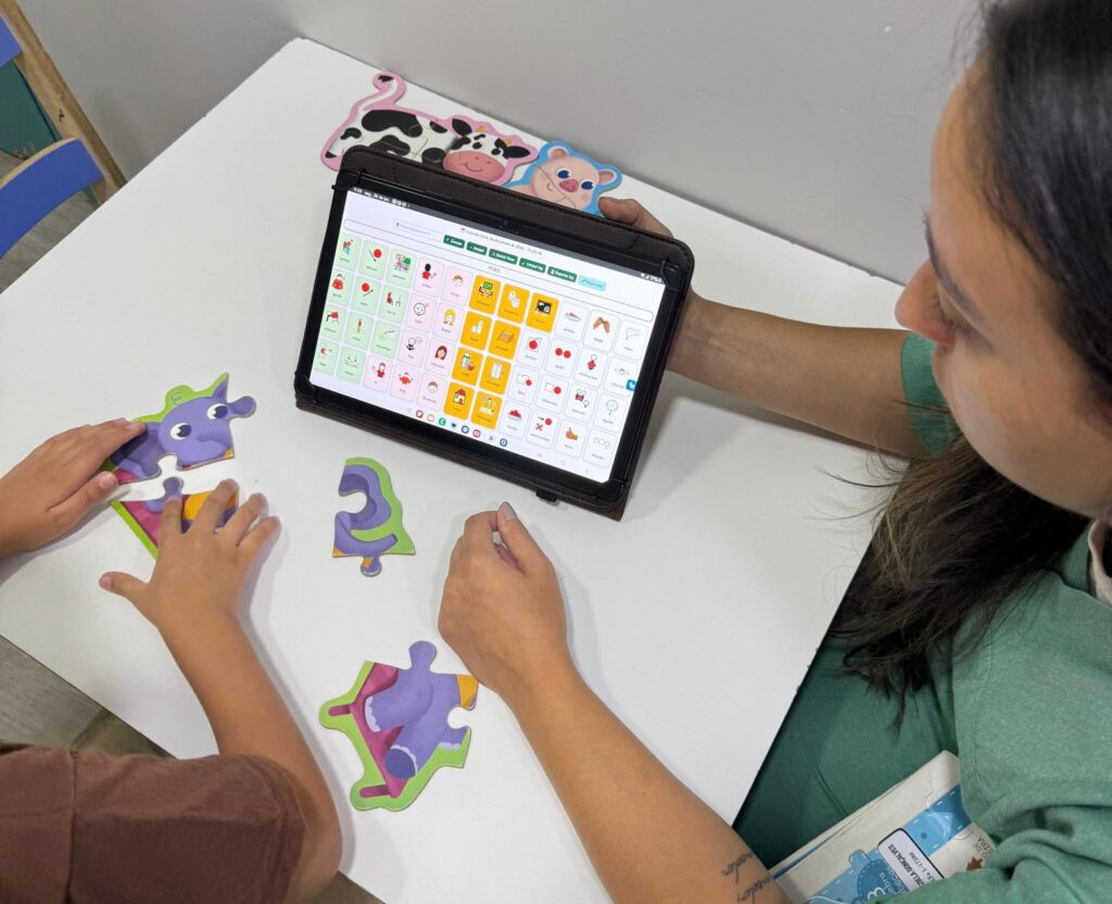 Comunicação aumentativa e alternativa amplia acesso e fortalece o cuidado no Viver Bem Infantil