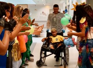 “Bloco do Cuidar” leva alegria aos pacientes