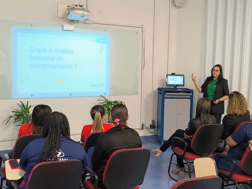 Treinamento em ciência ABA prepara professores para inclusão