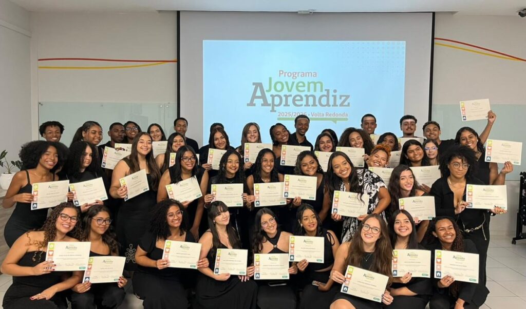 Mais de 40 jovens celebram conclusão de programa de aprendizagem profissional