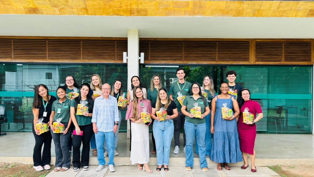 Cooperativa presenteia colaboradores na Páscoa