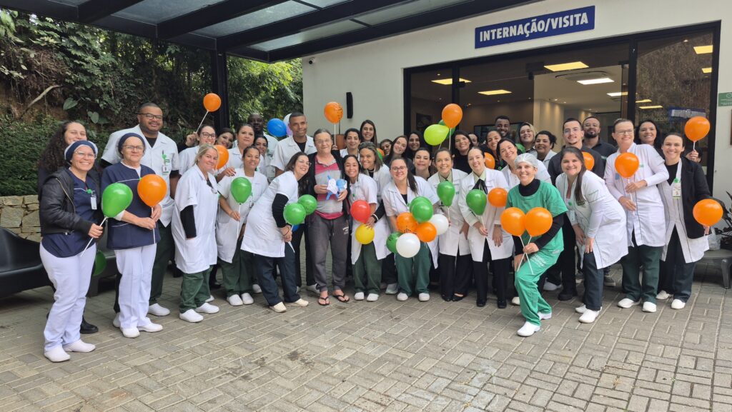 Hospital celebra alta de paciente após 156 dias de internação