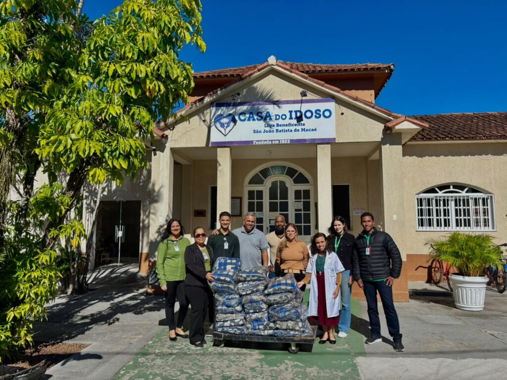 Hospital doa cobertores para Casa do Idoso
