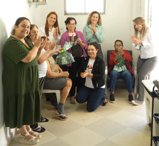 Viver Bem aquece idosos de asilo de Itaperuna